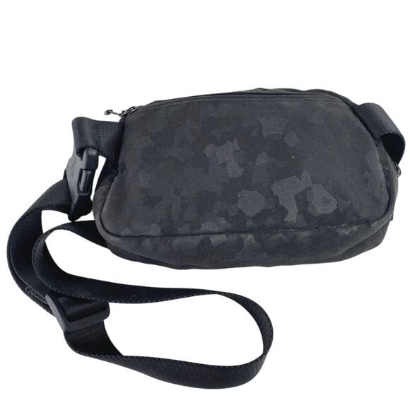 Lululemon Everywhere Belt Bag Black Gray Camo Pockets Keys Fanny Pack Handbag - Picture 2 of 5